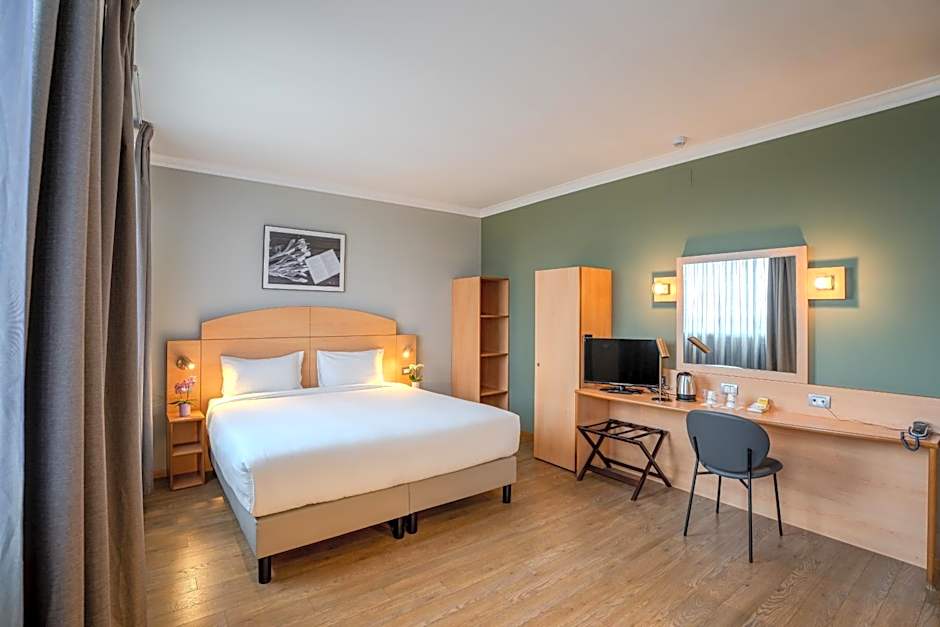 Photo 1 of 4 of 1 Queen Bed, Accessible