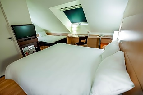 Standard Room with One Double Bed and One Single Bed