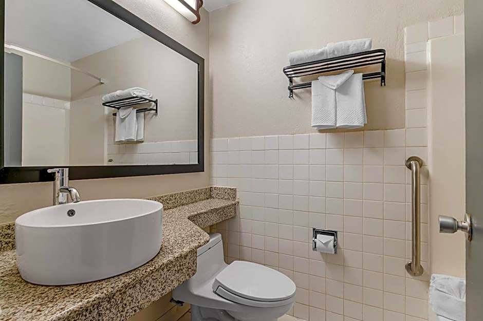Quality Inn & Suites Kansas City - Independence I-70 East
