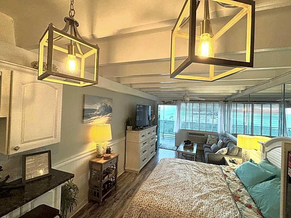 COUPLES GETAWAY, HONEYMOON SWEET, Perfectly Cozy Beach Front Condo with kitchen, pool, free parking,CHECK-IN AT DOOR