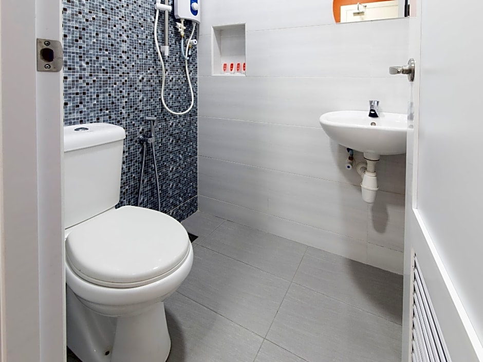 SUPER OYO 1145 Lea Guest House & Cafe