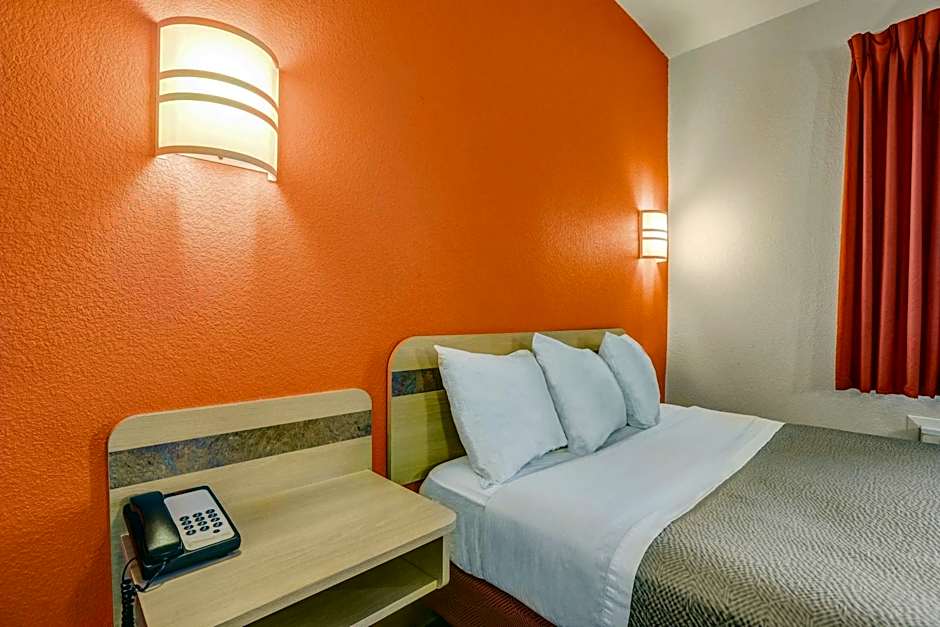 Howard Johnson by Wyndham Lemoore