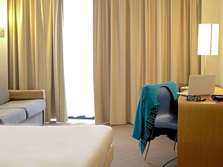 EXECUTIVE ROOM, 1 double bed, 1 sofa, view over the valley