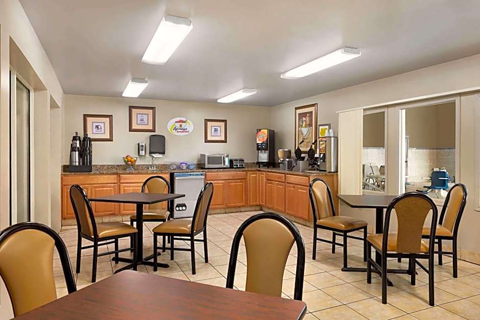 Super 8 by Wyndham Joliet I-55 N/Chicago