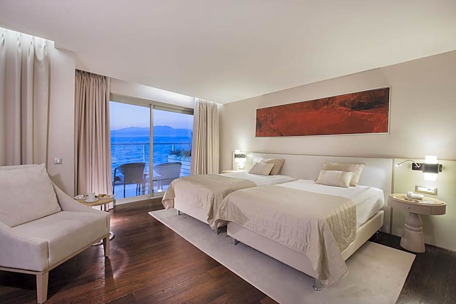 Charisma De Luxe Hotel