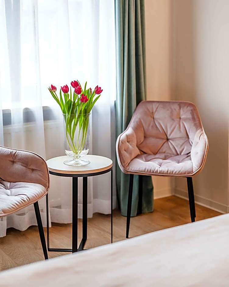Hotel H12