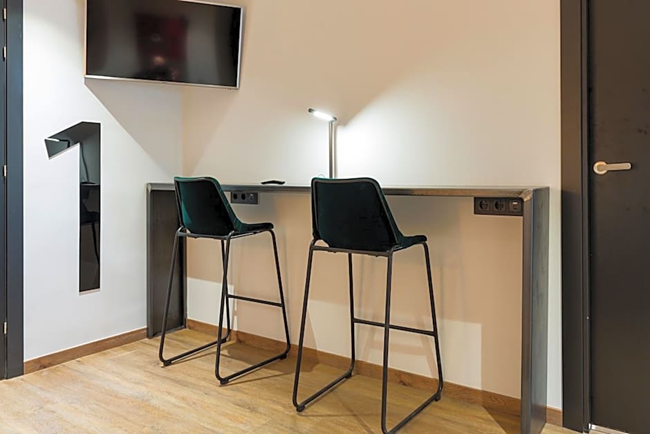 Airhostel Barcelona Airport 24h