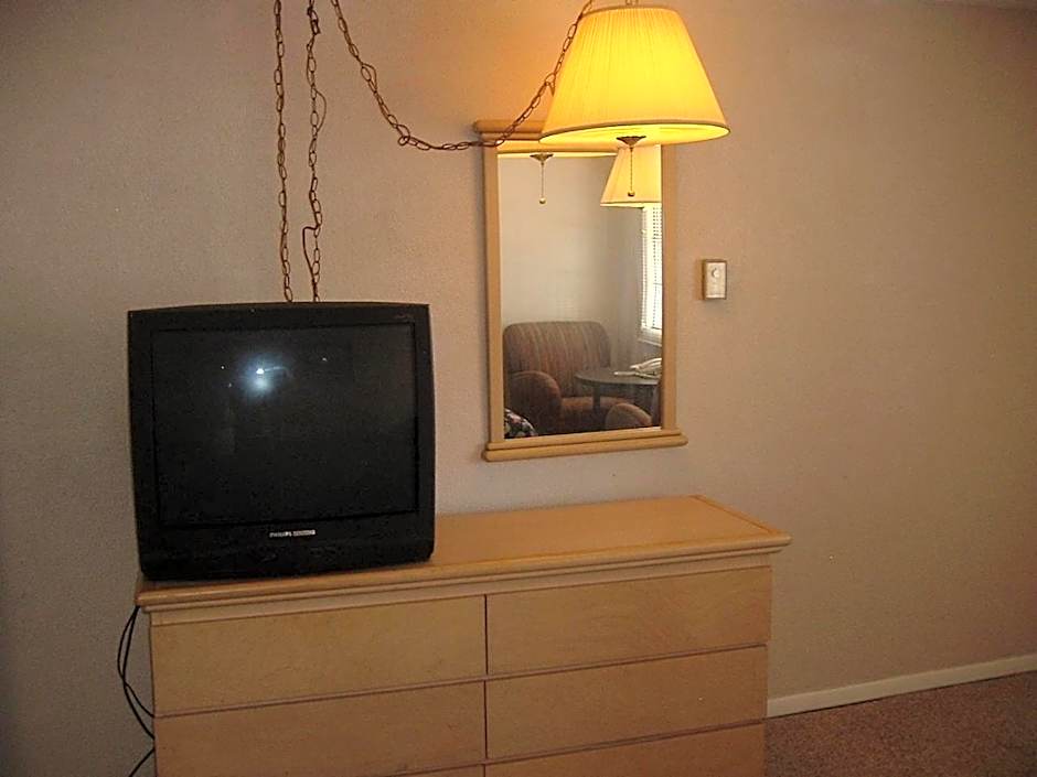 Fels Three Crown Motel