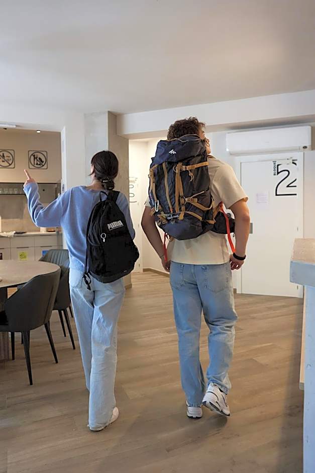 Hostel Dos Estaciones - Scandinavian Design - Albergue Juvenil - FREE towels, coffee & tea, remote check-in