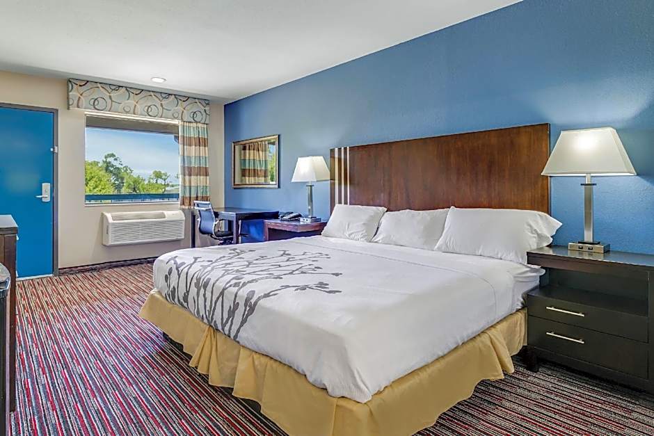 Econo Lodge Inn & Suites