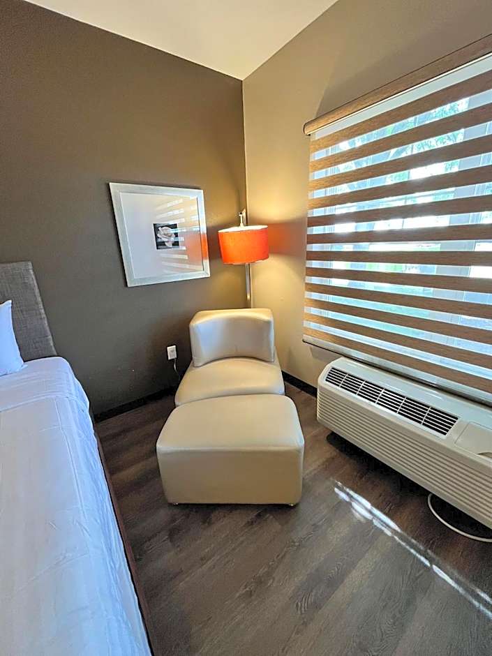 Grandstay Hotel & Suites