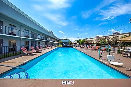 Quality Inn & Suites Greenville - Haywood Mall