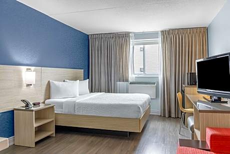 Motel 6 Niagara Falls, ON Near the Falls