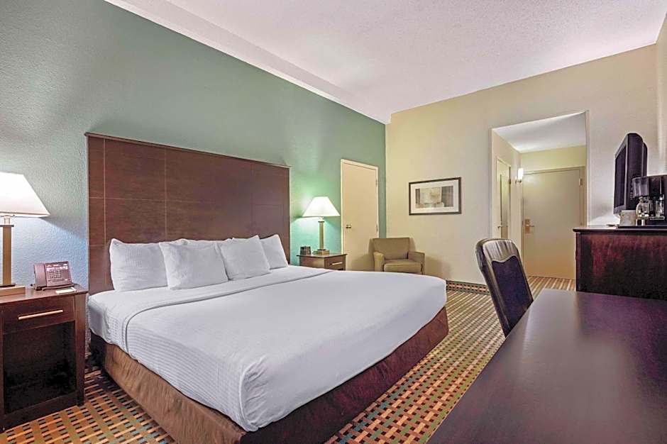 La Quinta Inn & Suites by Wyndham Maingate Fort Jackson