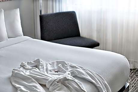 Concierge lounge access, 1 Bedroom 2 room Suite, 1 King, Sofa bed, High floor
