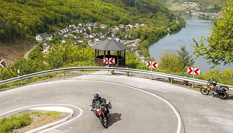 Zzzimple - Self Check In & Free Parking