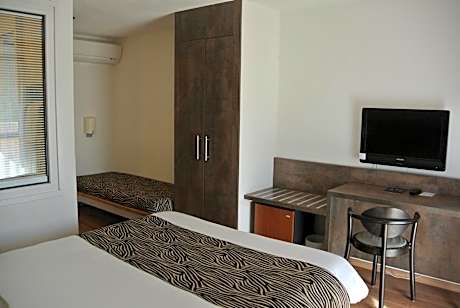 Connecting Room (2 Adults + 2 Children)