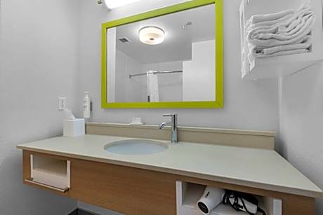 1 King Mobility/Hearing Access W/Tub Nonsmok