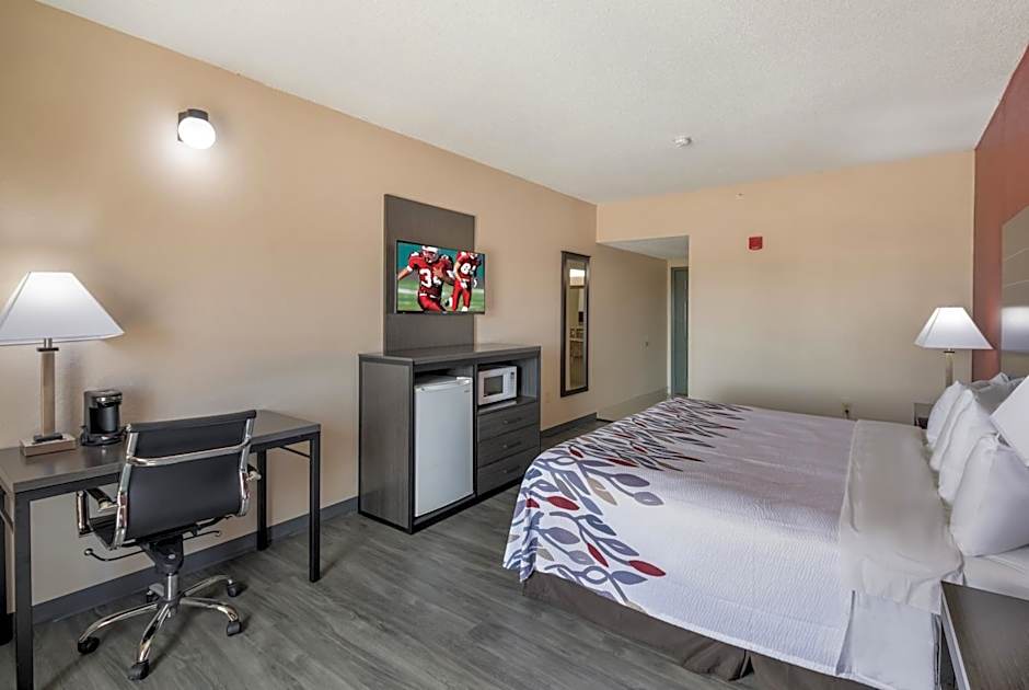 Red Roof Inn & Suites Austin East - Manor