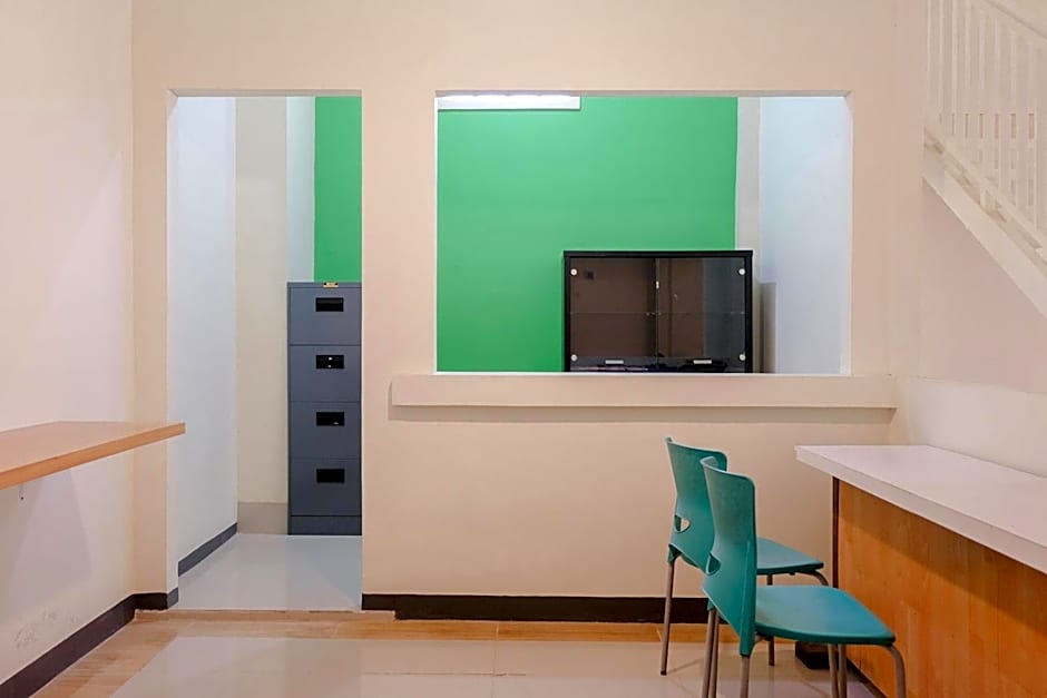 OYO Flagship 1603 Antosa Family Residence Silver Key