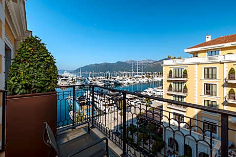 Premium King Room with Balcony and Partial Sea View