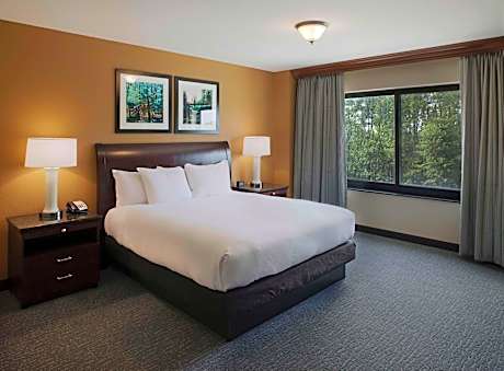 1 King Suite Keyed Floor Free Premium Wi-Fi