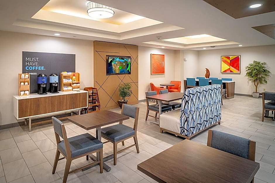 Holiday Inn Express & Suites Fairmont By IHG