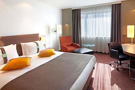 1 King Bed Standard Smoking