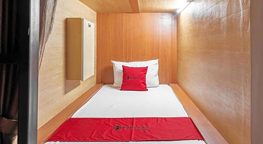 RedDoorz Hostel near LTC Glodok