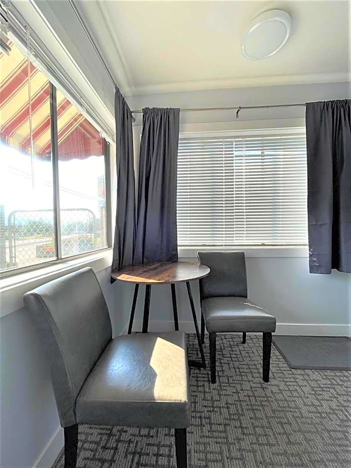 Super 8 by Wyndham Lake Country/Winfield Area