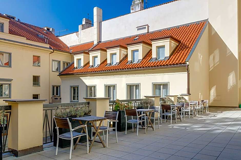 Louren - The Bridge Inn