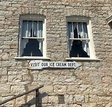 CORNER GEORGE INN BED AND BREAKFAST - ADULT ONLY