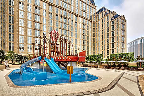 The Parisian Macao
