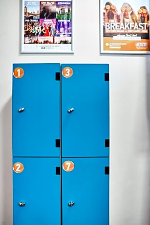 Bed in 9-Bed Mixed Dormitory Room with Shared Bathroom