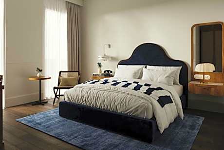 Superior King Room with City View