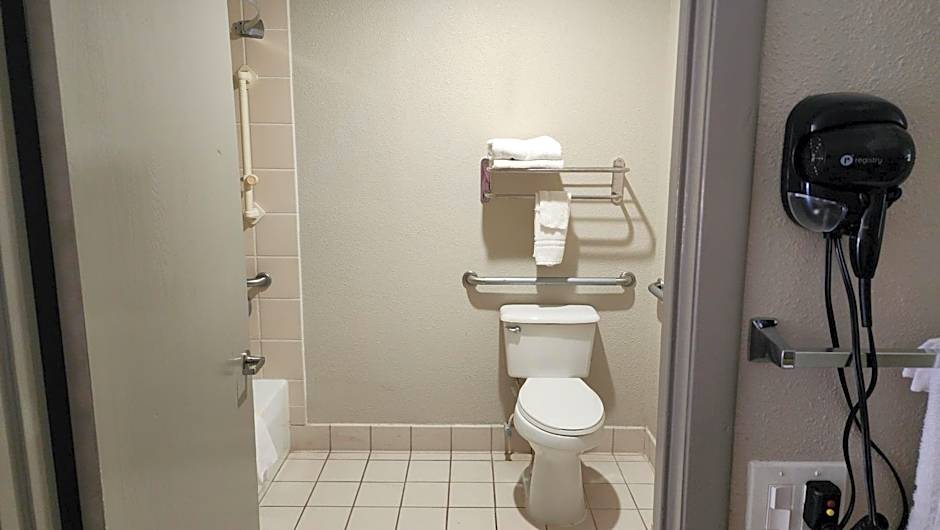 Days Inn by Wyndham Seguin TX