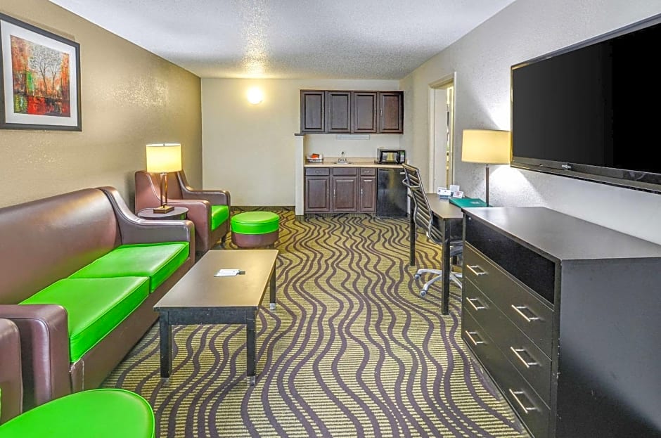 Quality Inn & Suites Hardeeville - Savannah North - Renovated with Hot Breakfast Included