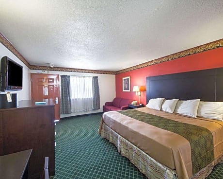 1 King Bed Smoking