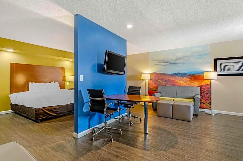 Clarion Pointe Staunton East