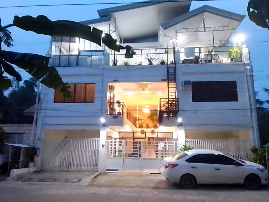 Luna Oslob Travellers Inn