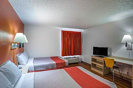 2 Full Beds | Micfridge