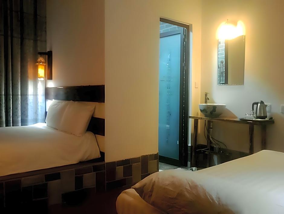 Yellow Cloth Reflection Inn