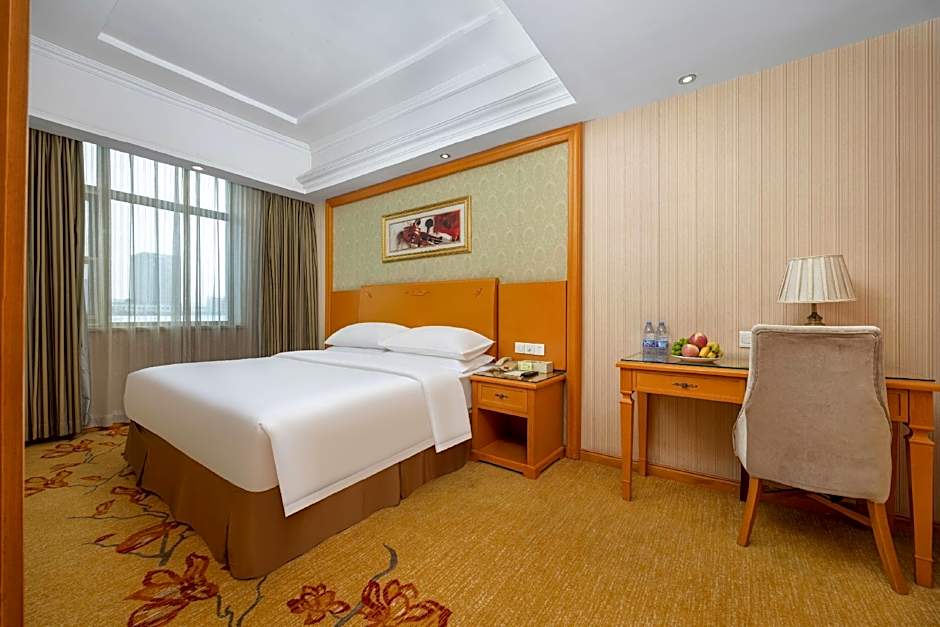 Vienna Hotel Tianjin West Station Changhong Park Metro Station