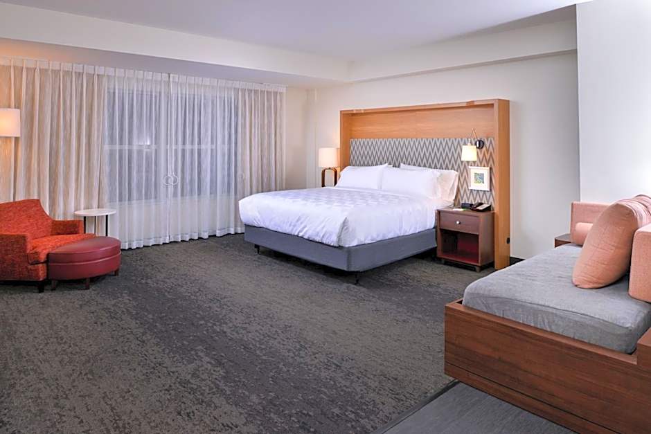 Holiday Inn & Suites Farmington Hills - Detroit NW, an IHG Hotel By IHG