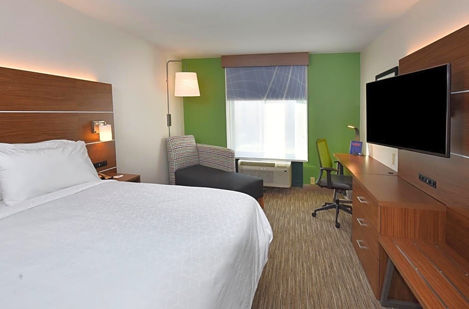 Holiday Inn Express Hotel & Suites Selma