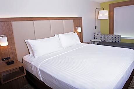 Suite with Accessible Transfer Shower - Non-Smoking