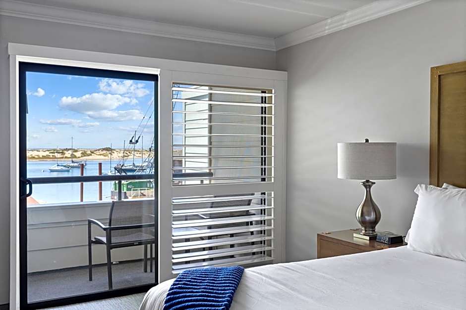 456 Embarcadero Inn & Suites