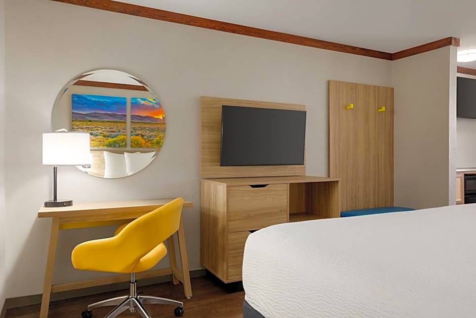Days Inn by Wyndham Suites Fredericksburg