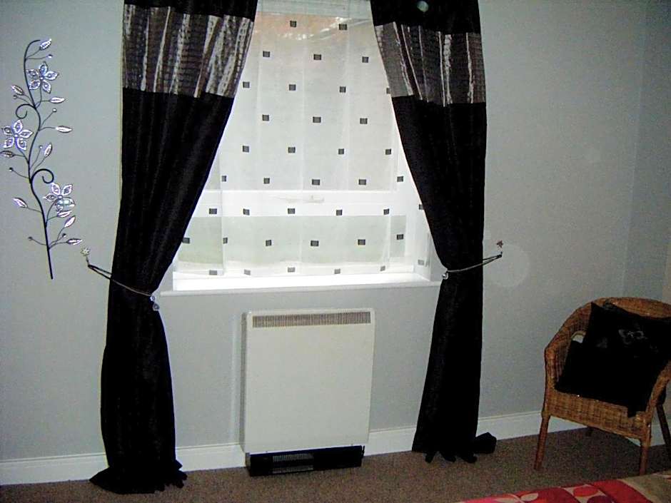 Riverbank View Three Bedroom Apartment with Free Parking