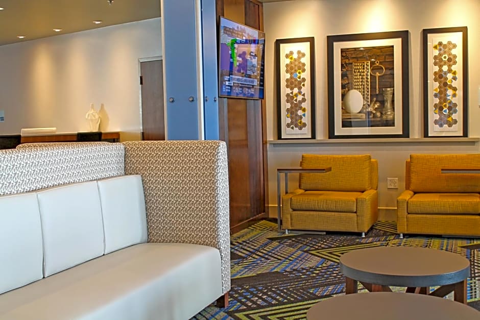 Holiday Inn Express & Suites St. Louise South I-55 By IHG